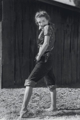 Christies9_V_21oct11_AndreDeDienes_320x480Marilyn_1319911243.jpg_320x480