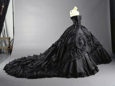 maria-luisa-black-silk-taffeta-gown-by-john-galliano-for-christian-dior-elizabeth-period_1317843988.jpg_400x300