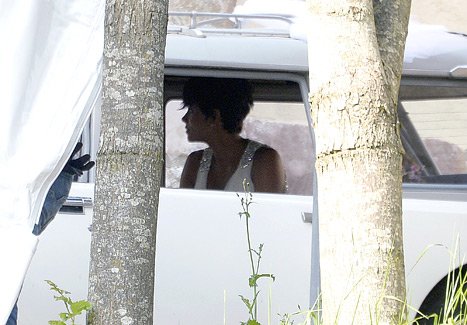 1373756181_halle-berry-wedding-467