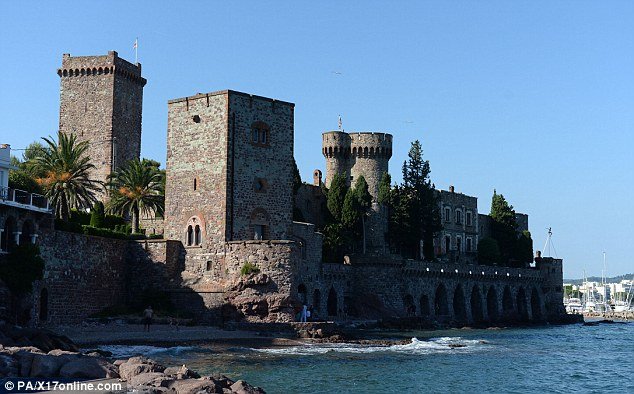 article-2358015-1A9F40C7000005DC-469_634x394